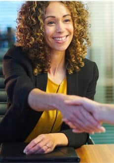Sollicitatiegesprek Engels – Trainer and client practicing shaking hands in a job interview.