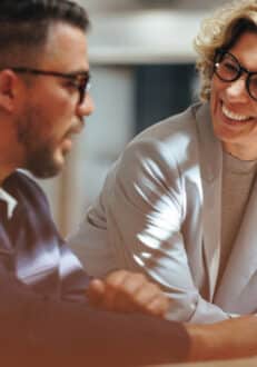 Een trainer en client in de Spoedcursus Zakelijk Engels