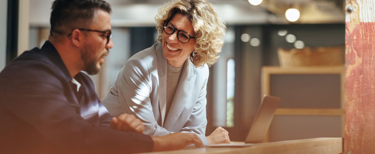 Een trainer en client in de Spoedcursus Zakelijk Engels