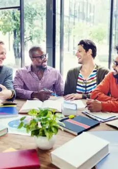 Trainer geeft incompany training Engels aan een klein team op kantoor.